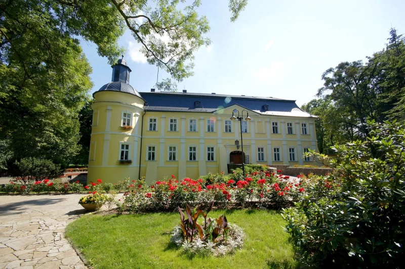 Pałac w Chałupkach. Od zamku obronnego do hotelu